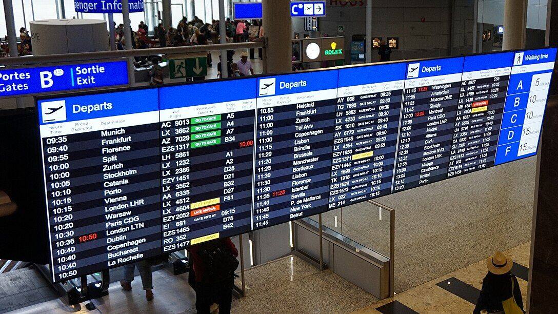 Pantallas de salidas en la terminal de un aeropuerto