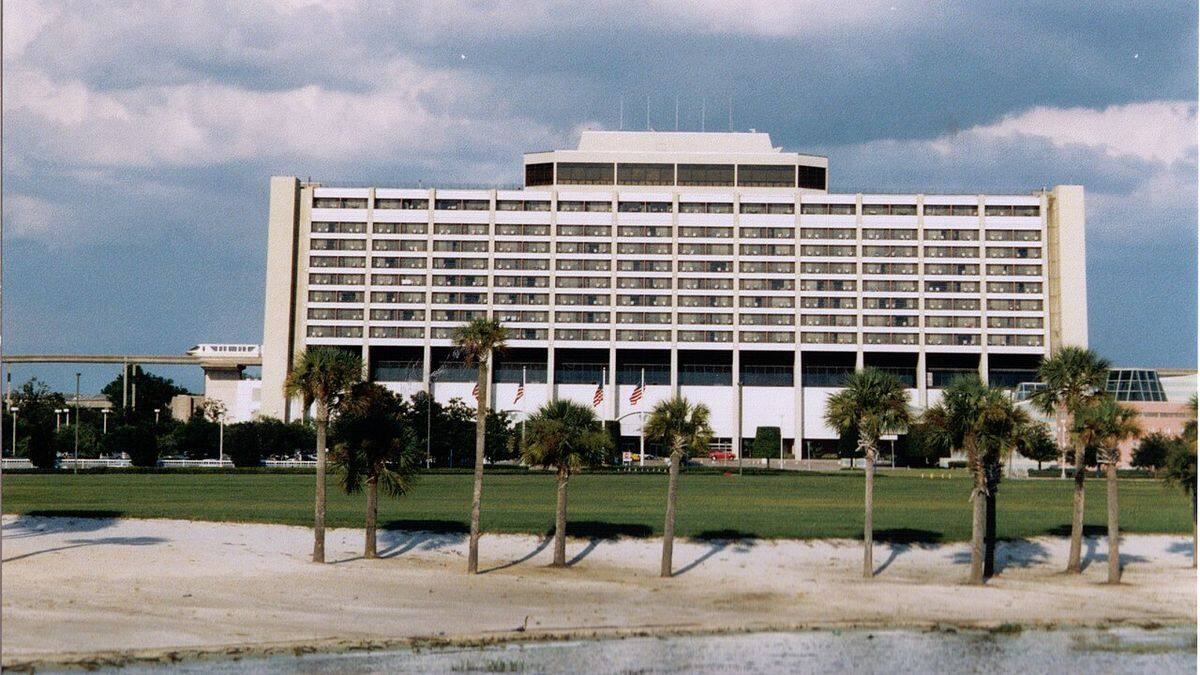 Disney's Contemporary Resort visto desde la laguna