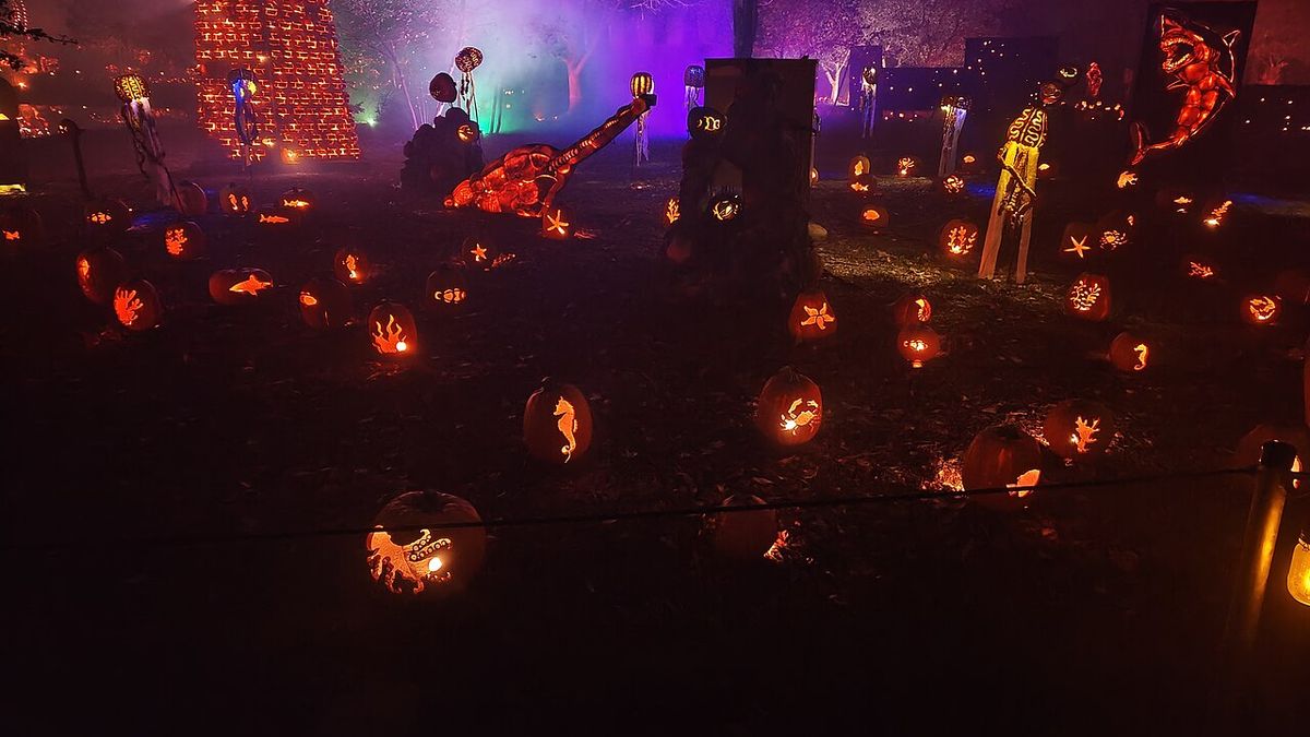 Noche de Halloween entre luces y niebla