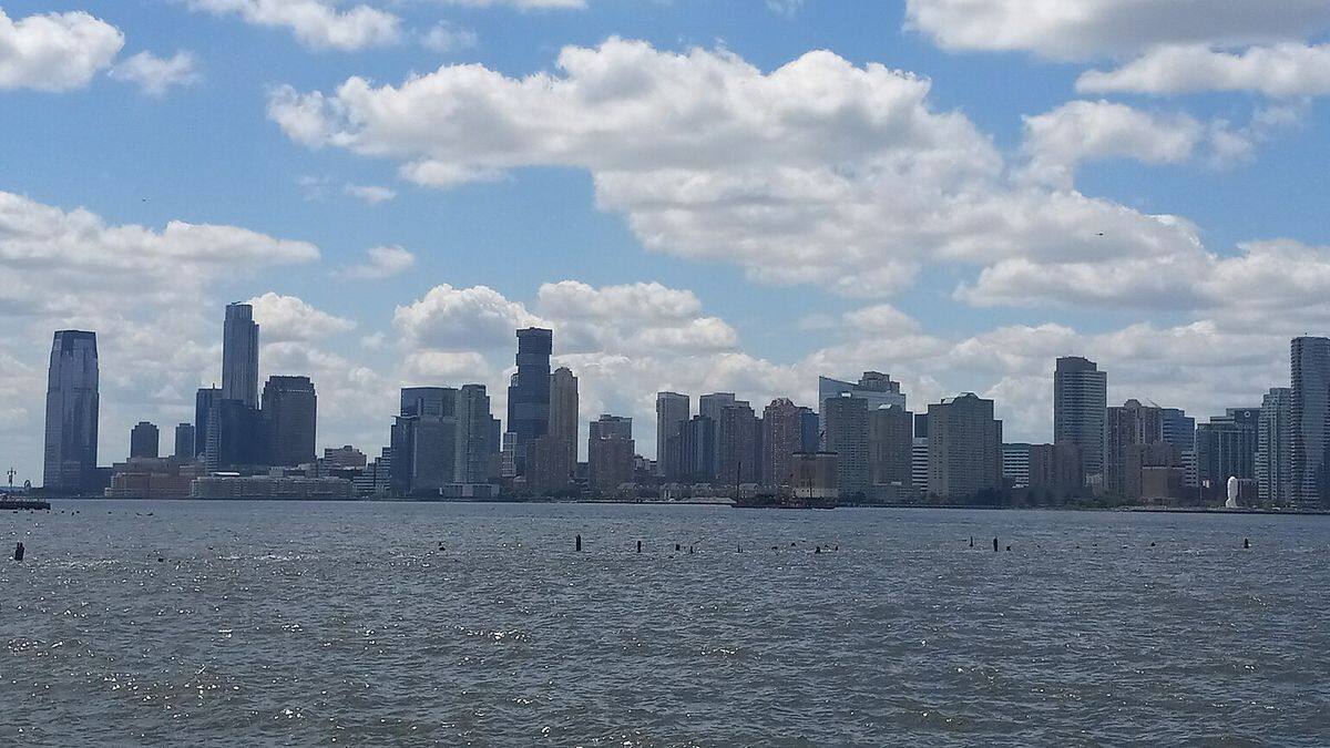 Skyline de Jersey City visto desde el río Hudson