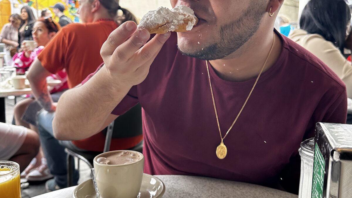 Beignets y café au lait en Café du Monde, Nueva Orleans