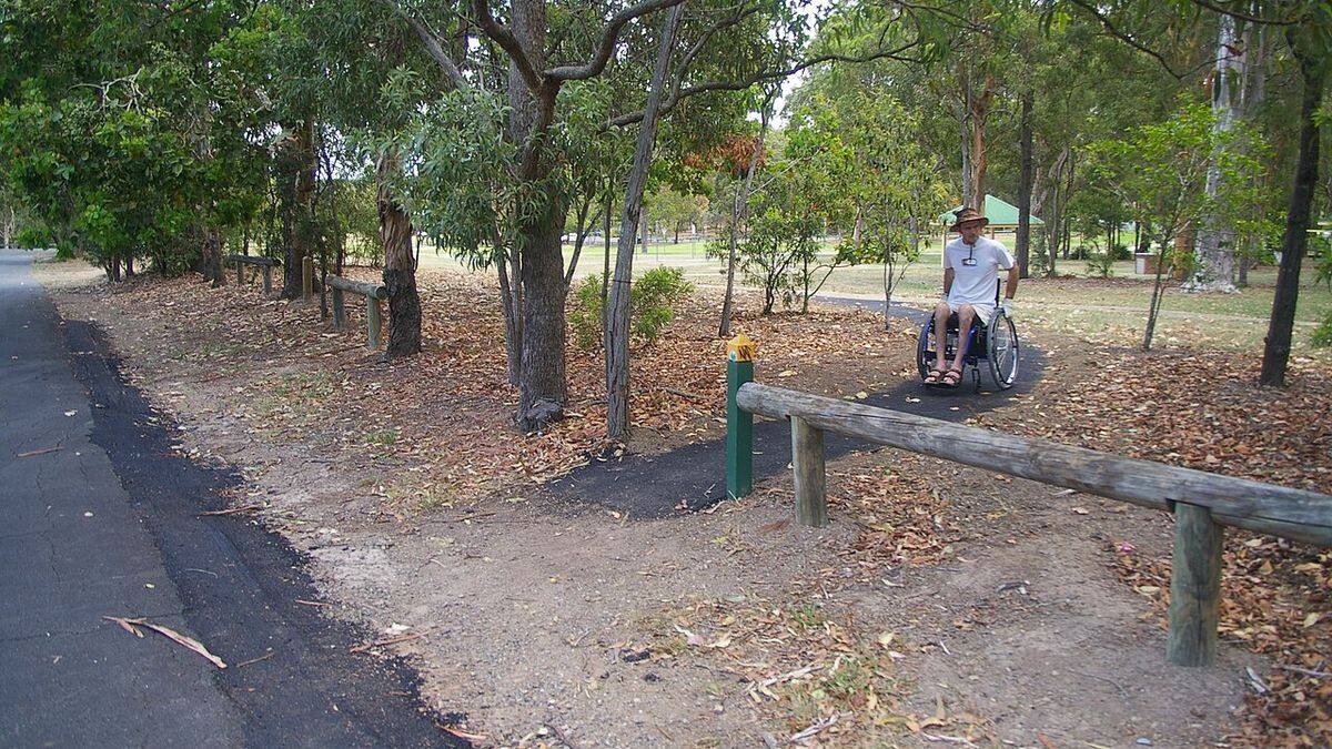 Sendero accesible y sombreado con banco