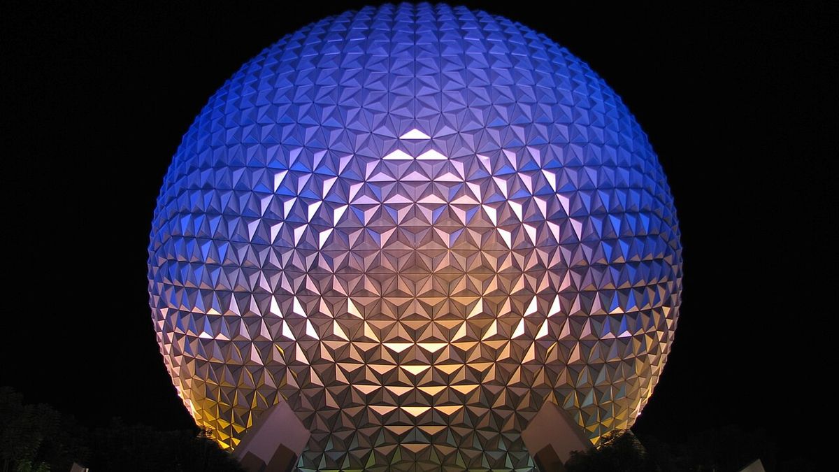Spaceship Earth iluminada de noche en EPCOT
