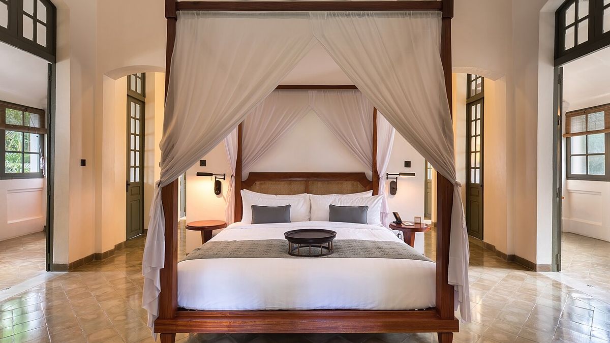 Suite de hotel con cama con dosel