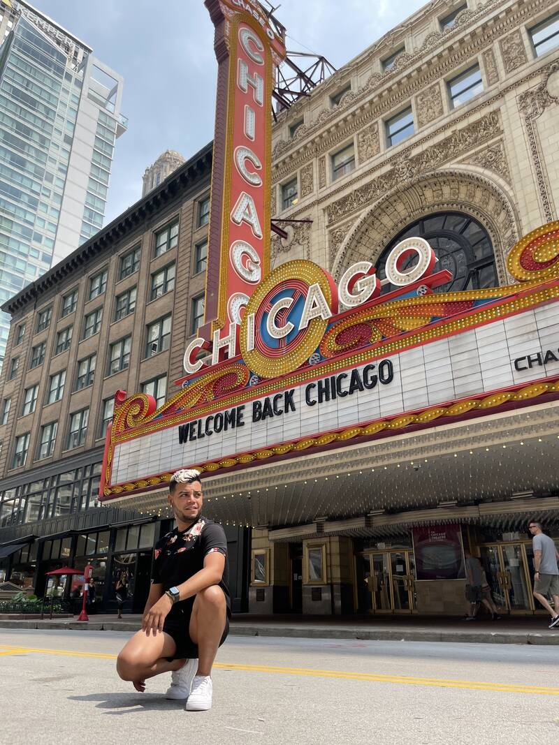 Jesús frente al Chicago Theatre