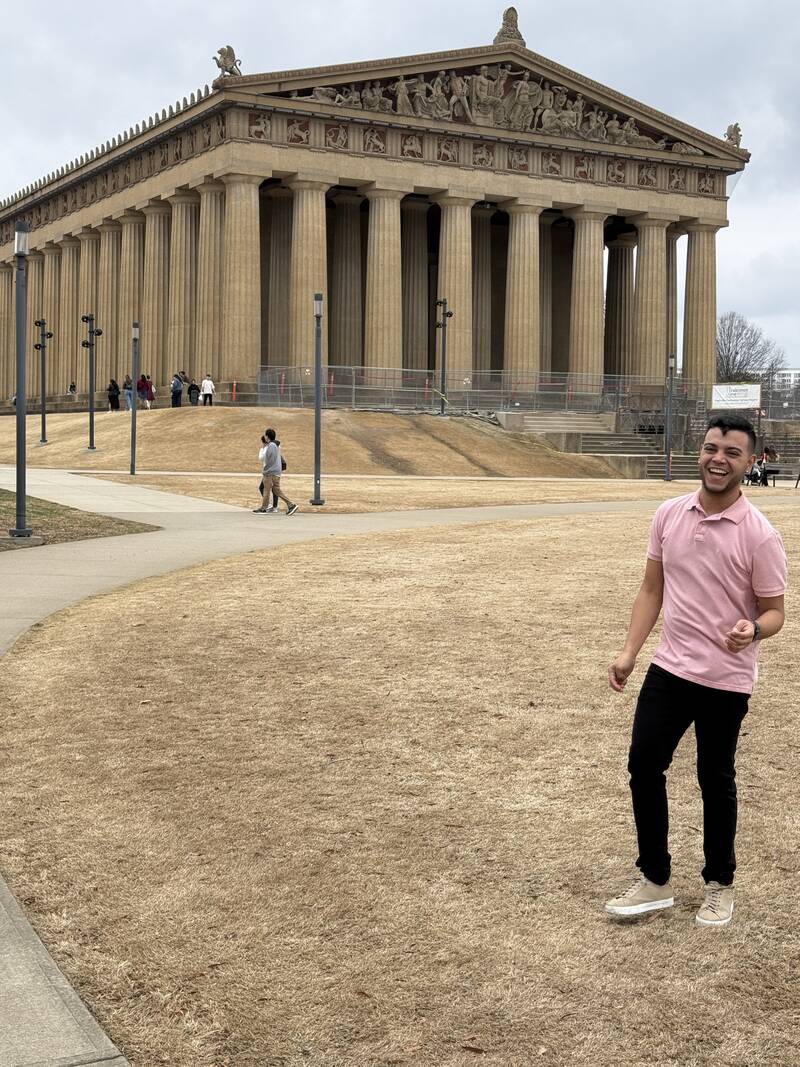 Jesús frente al Partenón de Nashville
