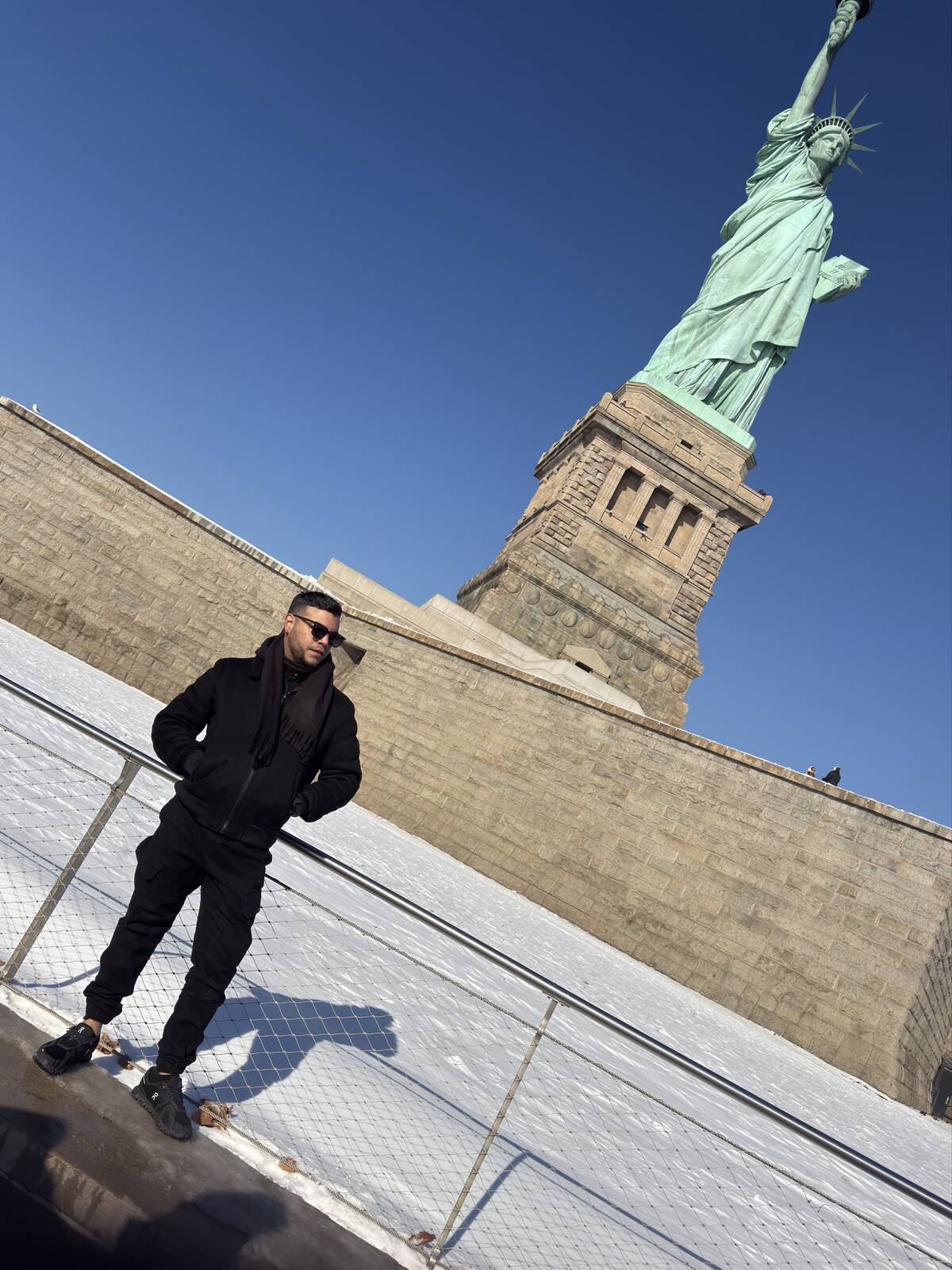 Jesús Azócar frente a la Estatua de la Libertad, Nueva York